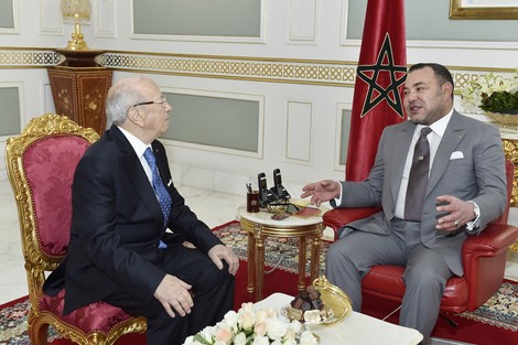 الملك محمد السادس يهنئ الرئيس التونسي على إثر مغادرته المستشفى