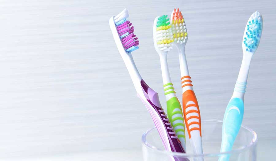 أطباء: كيف تتعامل مع فرشاة الأسنان ومتى ينبغي عليك تغييرها