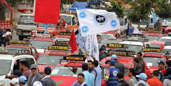 سائقو سيارات الأجرة يشهرون غضبهم أمام مجلس الدار البيضاء في هذا التاريخ