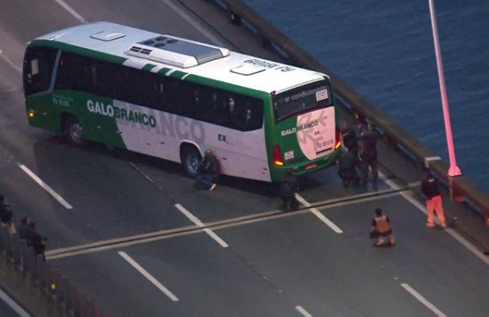 الشرطة تطلق النار على محتجز 31 راكبا في حافلة بريو دي جانيرو