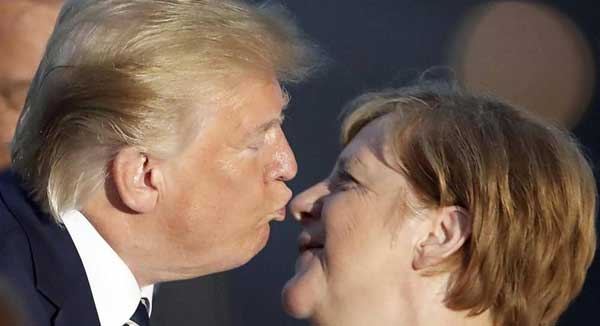قبلة ترامب الغريبة لميركل تحير الإعلام الغربي