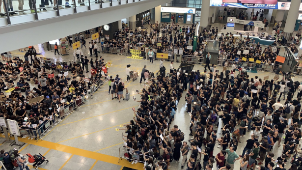 هونغ كونغ: إلغاء جميع الرحلات في ثامن  مطار بالعالم بسبب اعتصام المتظاهرين