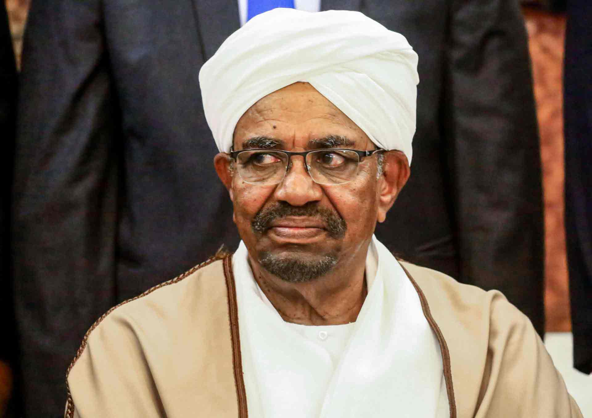 الفساد "يجرجر" الرئيس السوداني السابق عمر البشير إلى المحكمة