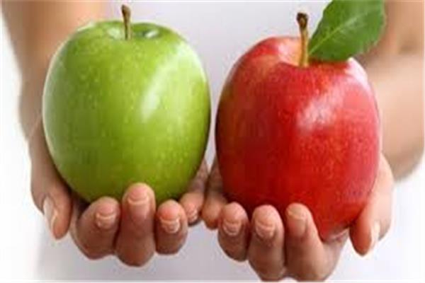 دراسة: تناول التفاح والشاي يوميا يحمي من أمراض السرطان والقلب