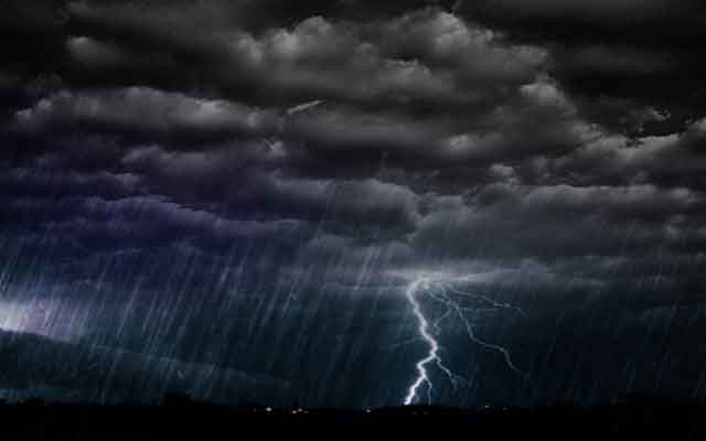 الأرصاد الجوية:زخات مطرية ورعدية قوية بهذه المناطق