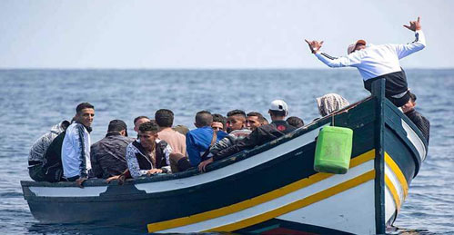 دورية فرنسية ترصد قارب مهاجرين سريين مباشرة بعد انطلاقه من شمال المغرب