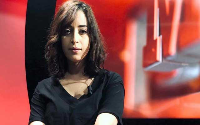 سقوط الفنانة نسرين الراضي خلال تكريمها في مهرجان الجونة