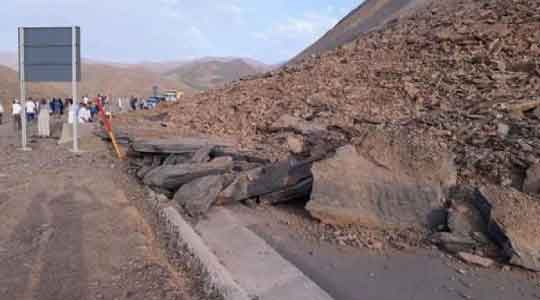 انهيارات صخرية تقطع طريق تيزي نتيشكا بين مراكش ورزازات 