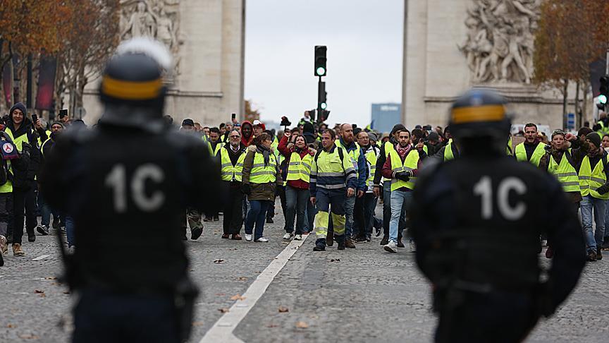 تظاهرات" السترات الصفراء" بباريس.. اعتقال العشرات وتفريق المحتجين بـ"الغاز"