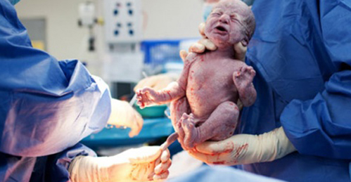 الحامل التي رفض مستشفى بنسليمان توليدها تضع مولودها بعد ليلة من الرعب