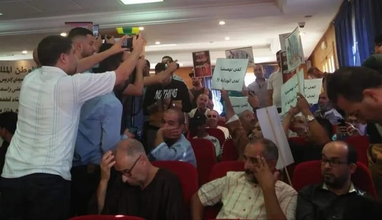 احتجاجات صاخبة أجبرت رئيس بلدية طنجة على تأجيل دورة أكتوبر
