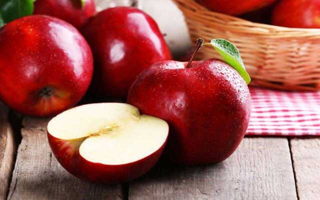 ما هي فوائد التفاح الأحمر؟ وعلى ماذا يحتوي؟