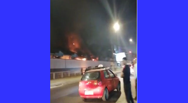 حريق بمستودع شركة "مدينة بيس" بالبيضاء(مع فيديو)