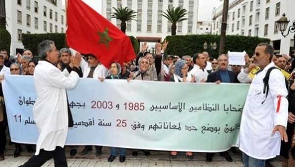 ضحايا النظامين 1985- 2003 من أسرة التعليم في وقفة احتجاجية في هذا التاريخ