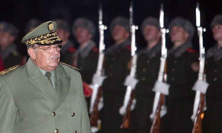 إندبندنت: وفاة الرجل القوي تعزز الشكوك في الجزائر