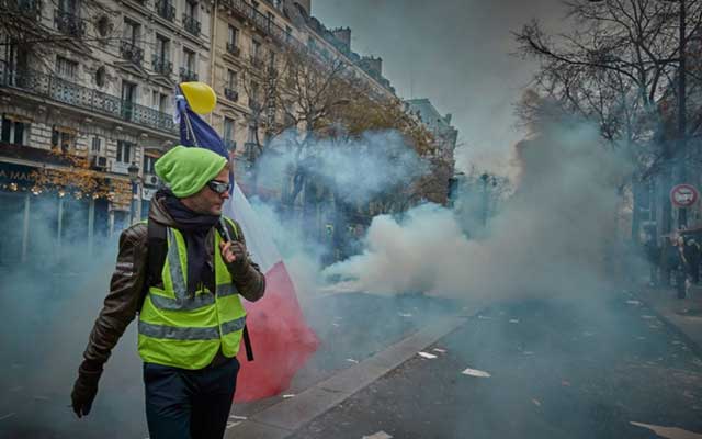 فرنسا تواجه الإضراب العام بالغاز المسيل للدموع وسلسلة من الاعتقالات