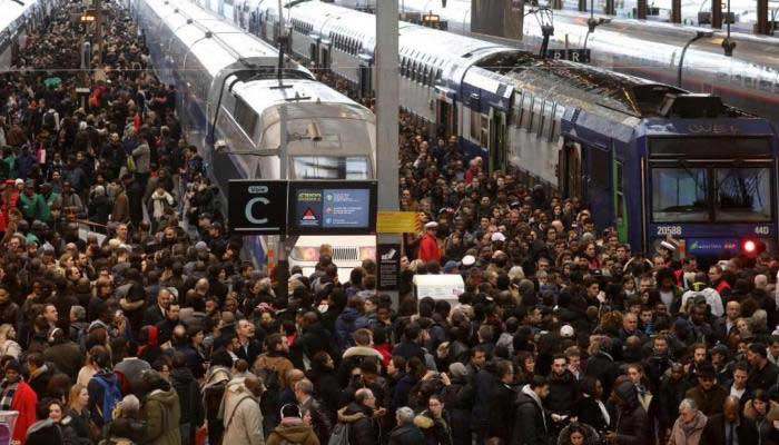الأسبوع الثاني على التوالي.. تصاعد حدة الإضراب يشل قطاع النقل بفرنسا