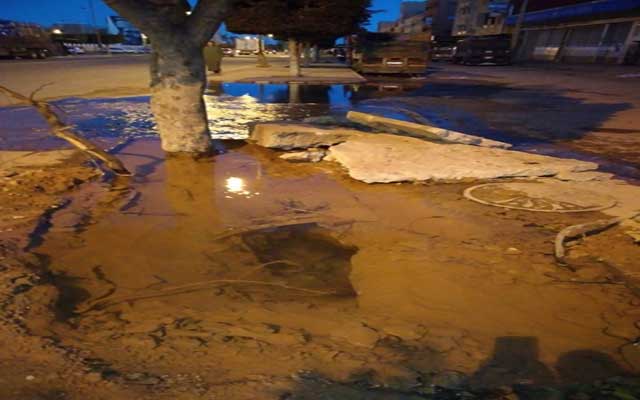 هكذا تم اكتشاف عين ماء معدني بوسط شارع بمدينة تيزنيت