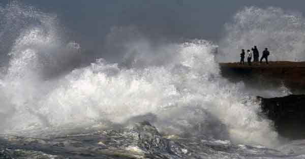 الأرصاد الجوية...أمواج خطيرة على السواحل الأطلسية في هذا التاريخ