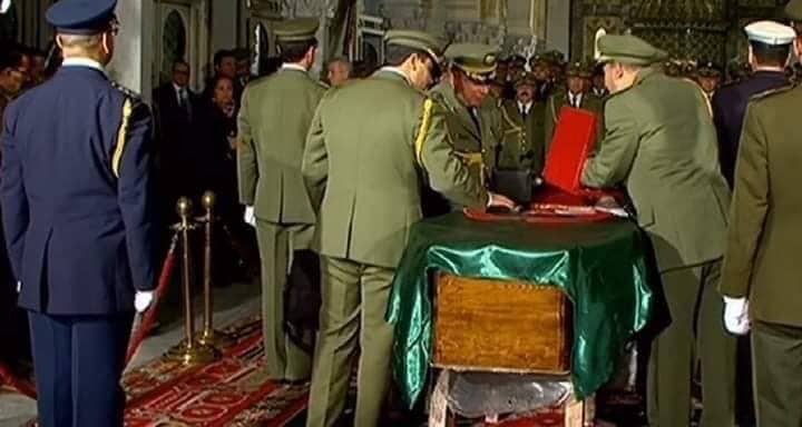 جزائريون يطردون وفد فرنسا من جنازة قائد الجيش (مع فيديو)