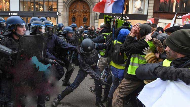 كاتب فرنسي يكشف فظاعات عنف الشرطة الفرنسية الممارس على احتجاجات "السترات الصفراء"