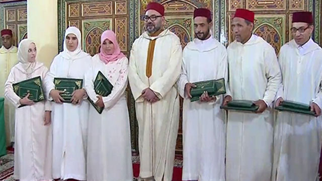 أمير المؤمنين يسلم جائزة محمد السادس للمتفوقات والمتفوقين في برنامج محاربة الأمية بالمساجد