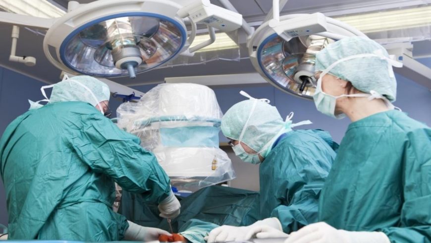 فريق طبي مغربي ينجح في إجراء عملية جراحية "معقدة" بفاس