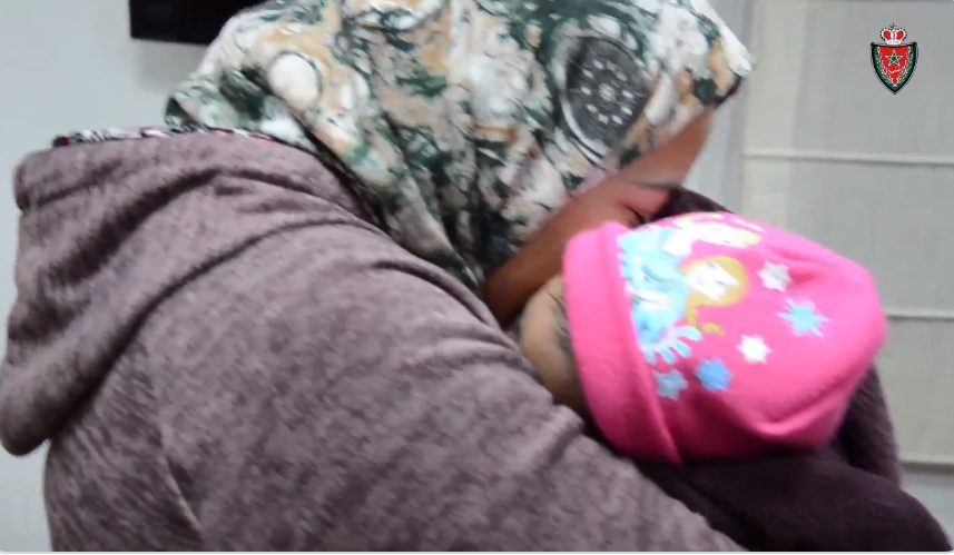 لحظة تسليم الرضيعة ياسمين المختطفة بمكناس لوالدتها وجدتها (مع فيديو)
