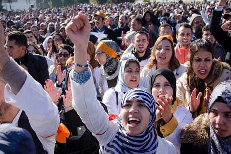 نساء ورجال التعليم يشهرون شعار "الحقوق لا تسقط بالتقادم ولا بالتقاعد"