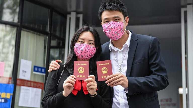 حبيبان صينيان يتحديان المرض بإعلانهما "الزواج في زمن الكورونا"