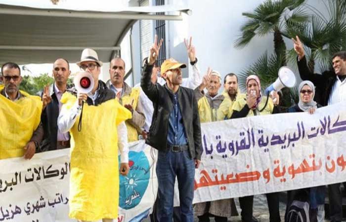 البريديون يخرجون للاعتصام أمام الإدارة العامة لبريد المغرب بلباس "الخيش"