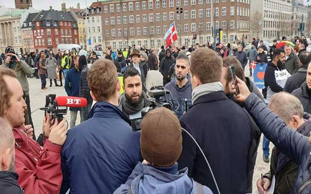 إرهابي دانماركي يحرق القرآن بترخيص من حكومة كوبنهاغن(مع فيديو)