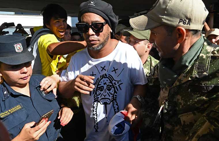 اعتقال النجم السابق للمنتخب البرازيلي رونالدينيو بمطار البارغواي