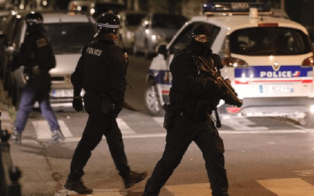 بسبب إجراءات العزل الصحي.. استمرار الاشتباكات الليلية في ضواحي باريس بين مواطنين والشرطة(مع فيديو)