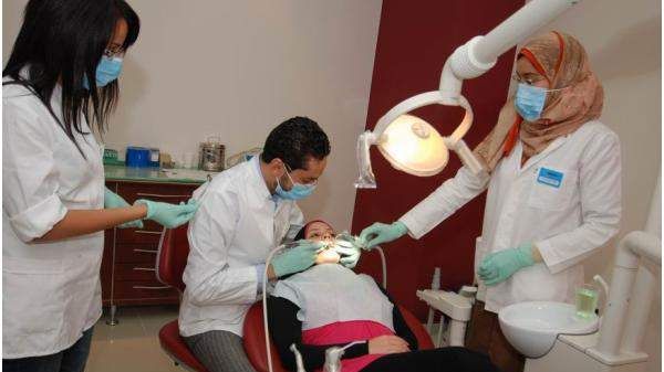 أطباء الأسنان بمراكش متخوفون من تفشي بؤر كورونا بسبب هذه الممارسات