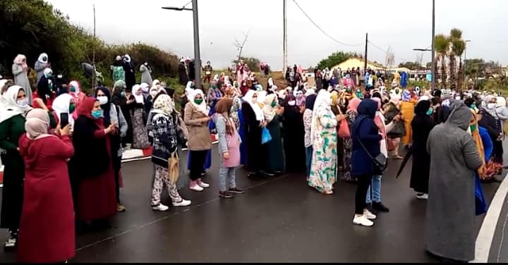 في عز كورونا.. مكتب نقابي بالمهدية يؤطر وقفة احتجاجية لعشرات العاملات