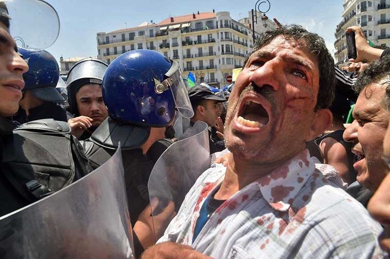 عودة "الحراك" الجزائري في زمن كورونا.. العصا والغاز المسيل للدموع ينهالان على المتظاهرين (مع فيديو)