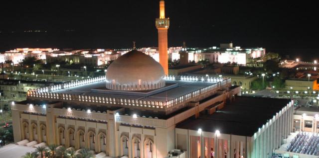 الكويت تفتح المساجد للمصلين لأداء صلاة الجماعة