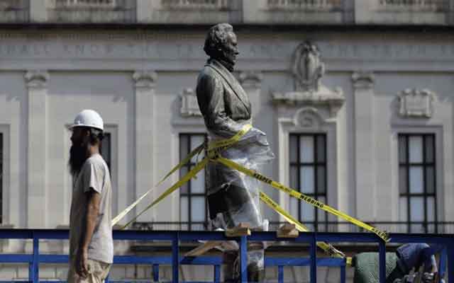 بسبب موجة العنصرية...إسقاط تمثال جورج واشنطن مؤسس أمريكا (مع فيديو)