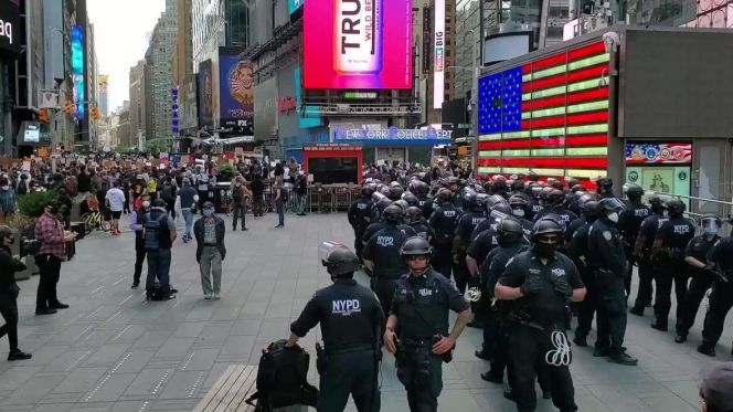 الاحتجاجات في نيويورك .. تعرض ضابط شرطة للطعن وإصابة اثنين آخرين بأعيرة نارية