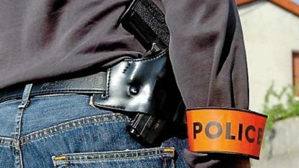 الحسمية: موظف شرطة يضطر لاستخدام سلاحه الوظيفي لتوقيف شخص هدد سلامة الأشخاص والممتلكات