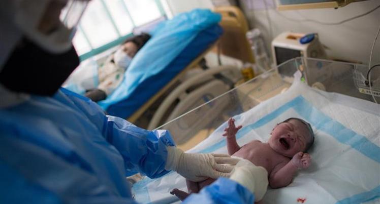 فاس: سيدة مصابة بكوفيد 19 تضع مولودا سليما