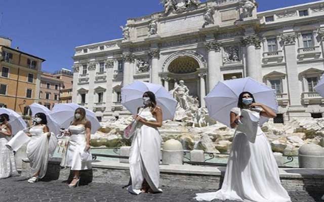 فتيات إيطاليات يتظاهرن بسبب تأخير حفلات زفافهن