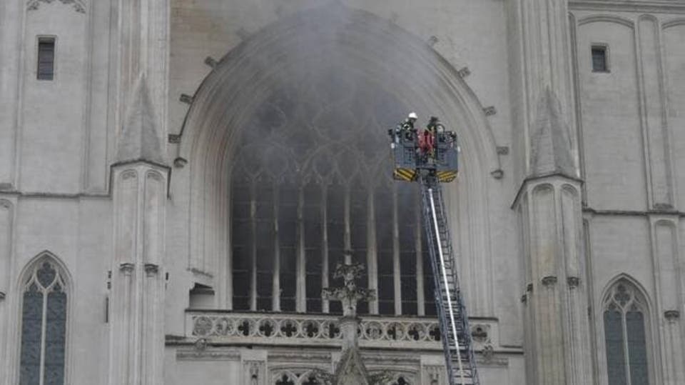 بعد نوتردام حريق ضخم في كاتدرائية نانت التاريخية غرب فرنسا