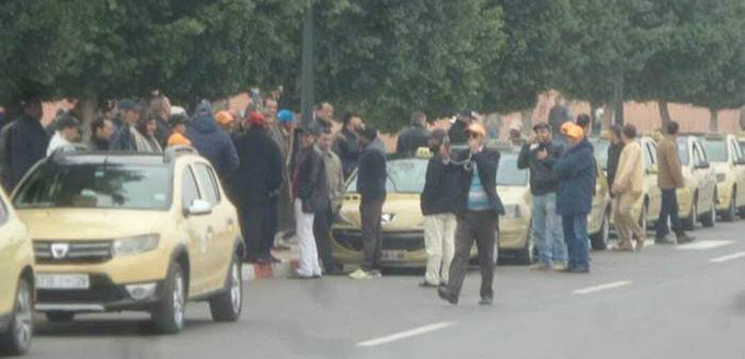 وقفة احتجاجية لسائقي الطاكسيات أمام مقر ولاية الجهة وهذه مطالبهم