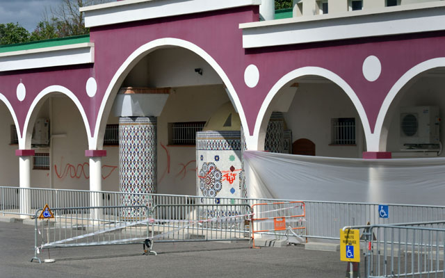 المجلس الفرنسي للديانة الإسلامية "يدين بشدة" الكتابات العنصرية على جدران مسجد "أجين"