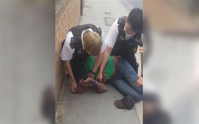 شرطي بريطاني يحيي سلوكات عنصرية ضد السود