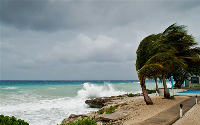 حدث مناخي نادر..إعصاران يتجهان لضرب ساحل خليج المكسيك بأمريكا