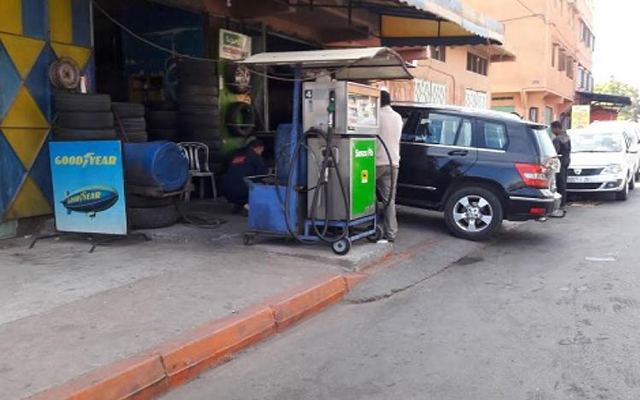 مراكش : مضخات عشوائية لبيع البنزين بالتقسيط قنابل موقوتة تهدد سلامة المواطنين 