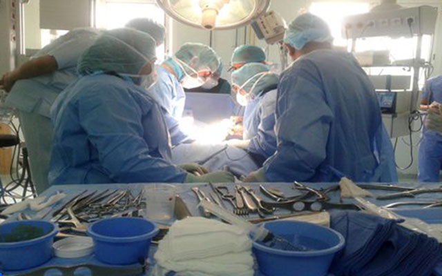 الفقيه بنصالح : نجاح عملية جراحية لاستبدال كتف بشري بمفصل اصطناعي